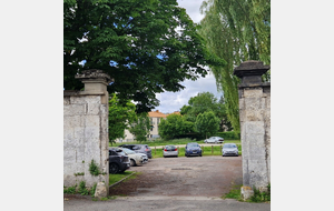 Le Parking.  L'éntrée se situe entre ces deux colonnes.  Parking supplémentaire (de l'autre côté de la cloture). Accès un peu plus loin à droite après le virage rue Montauzier.