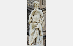 Statue de Marguerite d'Angoulême devant l'hôtel de ville d'Angoulême