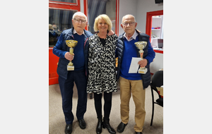 Première paire - classement général: Jean-Claude Bonnet et Paul-Louis Chauveau avec la présidente Martine Mayaud