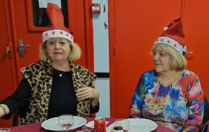 Les membres du Conseil d'Administration ont donné le ton avec leurs jolis chapeaux.  Une soirée festive - dans la bonne humeur.