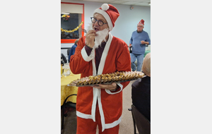 Oops!  C'est Guy qui se cachait sous la barbe du Père Noël.