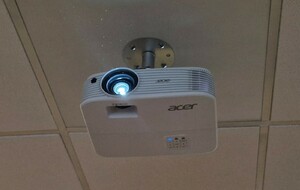 Le rétroprojecteur 
Nouvelle acquisition de l'école de bridge