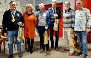 La Présidente Martine Mayaud et le Vice-Président Guy Joyeux avec les Champions Nationaux en Open x 4 Performance: Didier Foyer, Jean Brothier, Claude Gaubert et Raymond Ladrat.