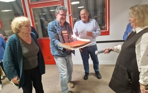 C'est la surprise pour Bernard.  On fête son anniversaire!