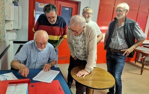 Les membres émargent - il faut un quorum!
